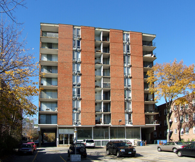 Sutton Terrace Apartments in Stamford, CT - Foto de edificio - Building Photo