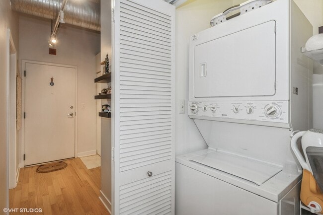 836 W 15th Pl, Unit #833-306