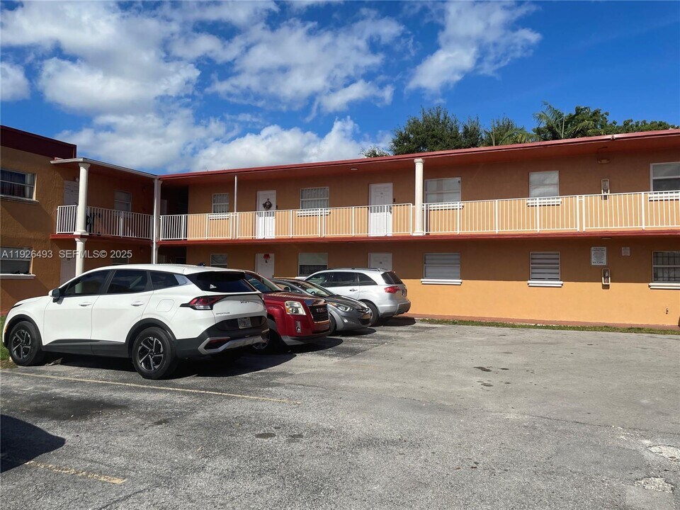 1245 W 24th St in Hialeah, FL - Building Photo