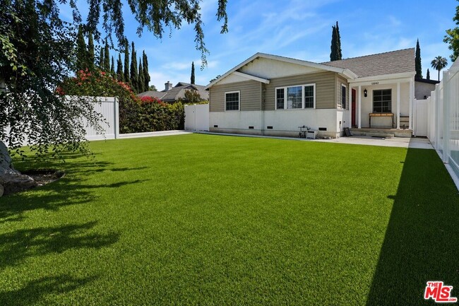 13842 Hamlin St in Los Angeles, CA - Building Photo - Building Photo