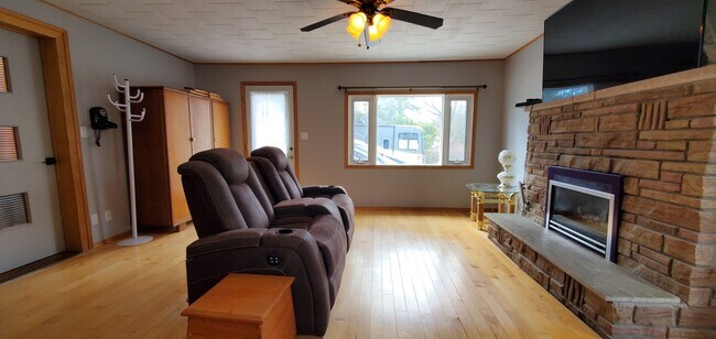 712 County Rd 33, Unit B in Quinte West, ON - Building Photo - Building Photo