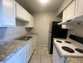 701 W Sycamore St, Unit 202 in Denton, TX - Building Photo - Building Photo