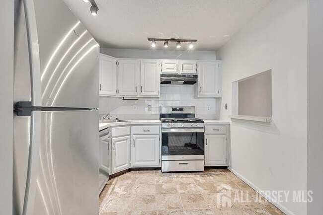 282 Kempsey Dr in North Brunswick, NJ - Building Photo - Building Photo