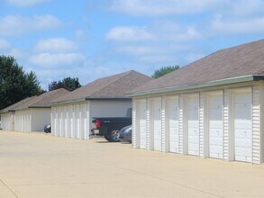 Altoona Park Apartments in Altoona, IA - Building Photo - Building Photo