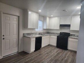1722 W Merritt Ave in Tulare, CA - Building Photo - Building Photo