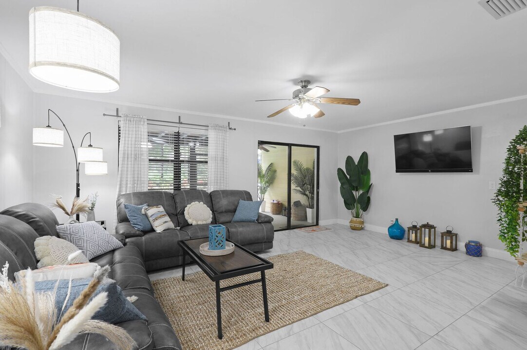 4416 Fuschia Cir S in Palm Beach Gardens, FL - Foto de edificio