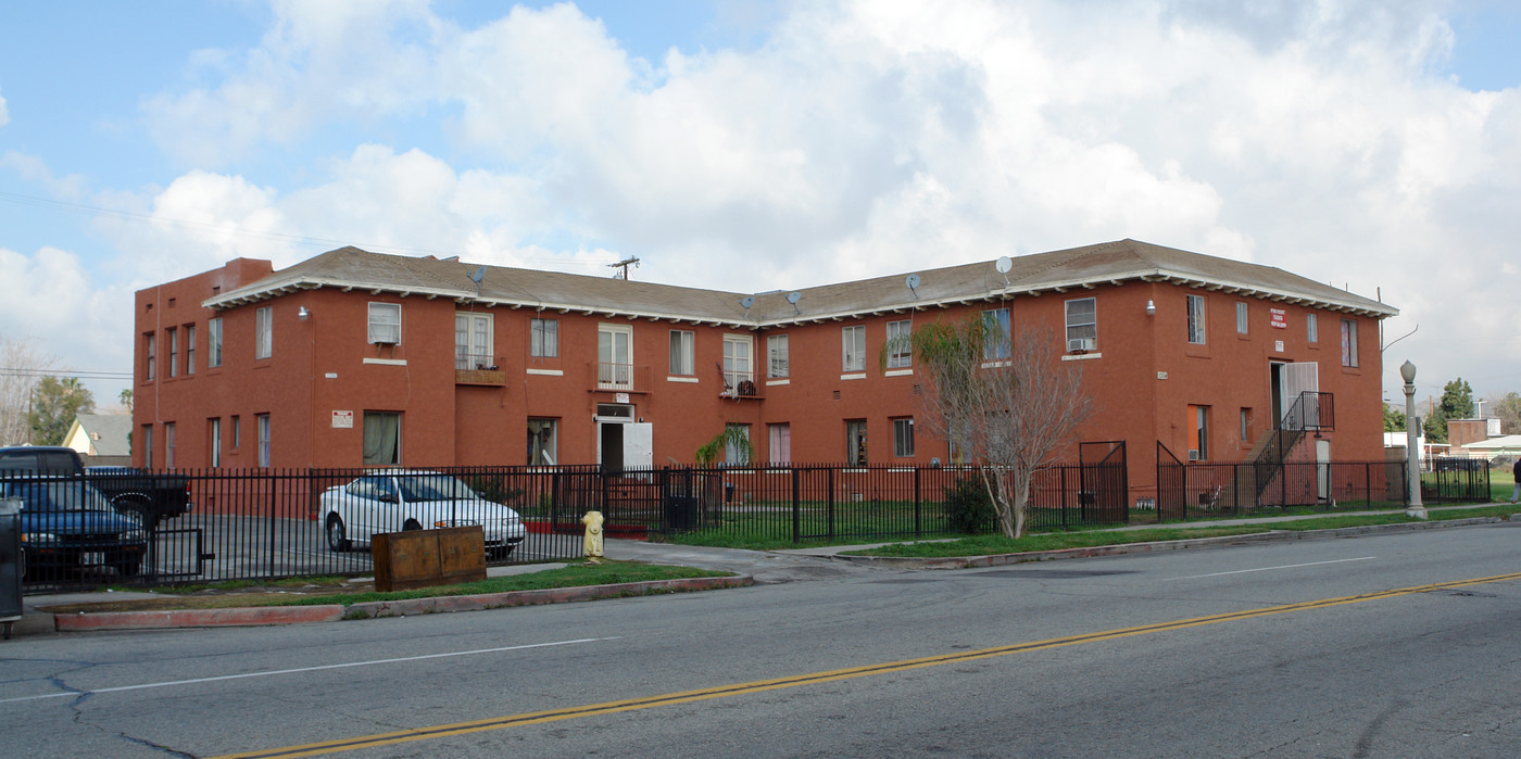 1334 N E St in San Bernardino, CA - Foto de edificio