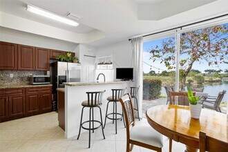 970 SW 144th Ave in Pembroke Pines, FL - Foto de edificio - Building Photo