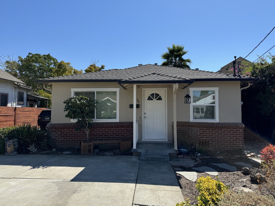 2136 Bonifacio St in Concord, CA - Foto de edificio