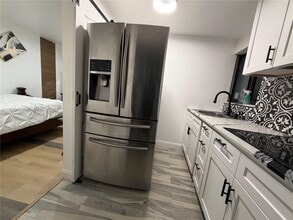 301 NE 172nd St in North Miami Beach, FL - Building Photo - Building Photo