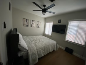 636 E 121st Pl in Los Angeles, CA - Foto de edificio - Building Photo