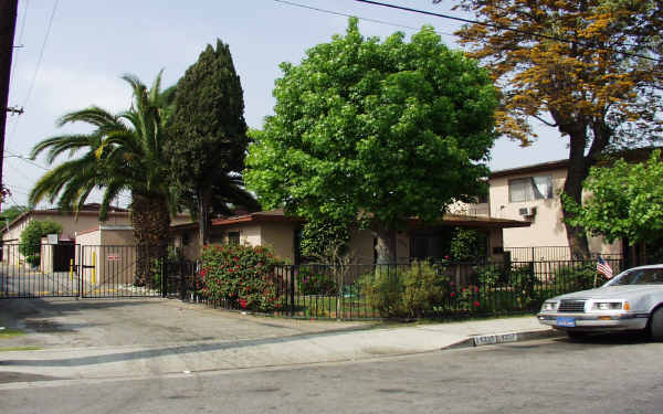 14335-14339 Clark St in Baldwin Park, CA - Foto de edificio