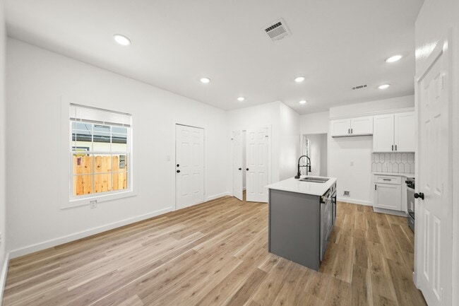 property at 1512 W Blum St
