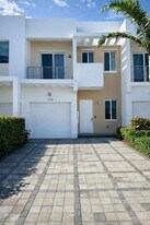 7220 NW 103rd Path in Doral, FL - Building Photo
