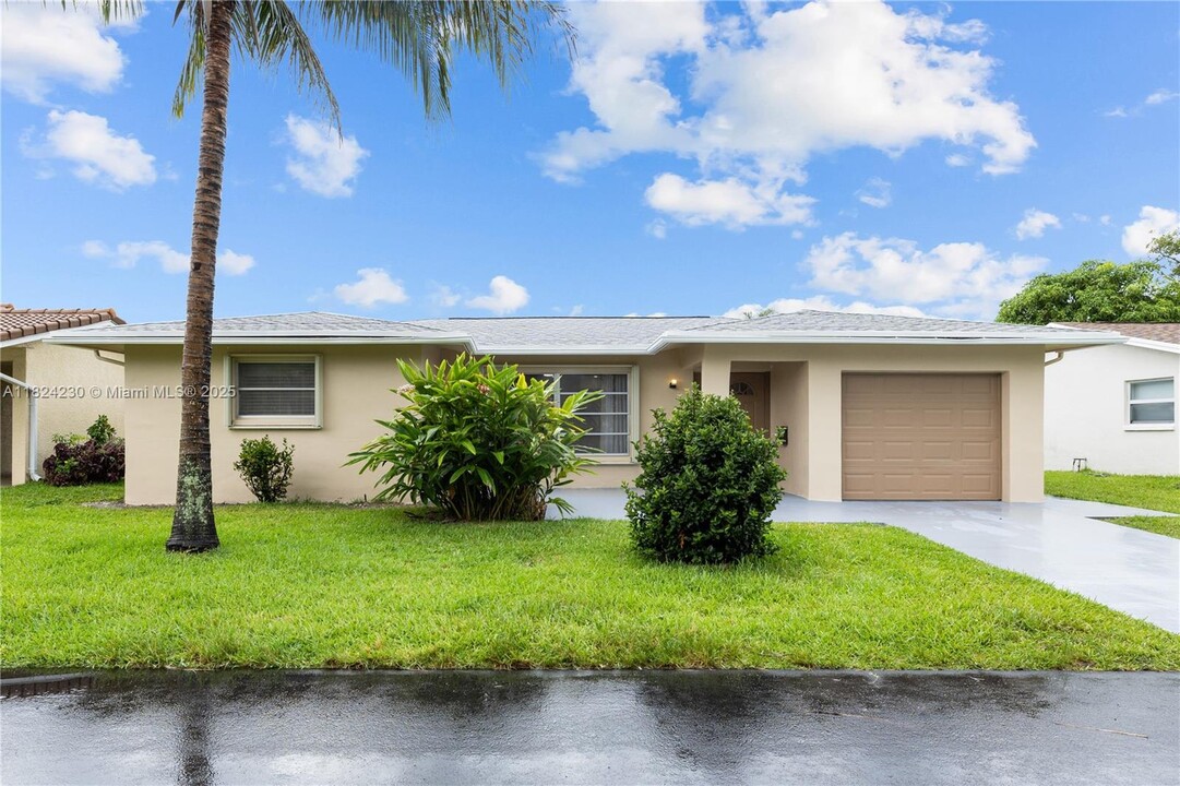 7312 NW 58th Ct in Tamarac, FL - Building Photo