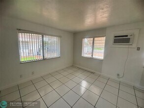 823 NE 10th St in Hallandale Beach, FL - Foto de edificio - Building Photo