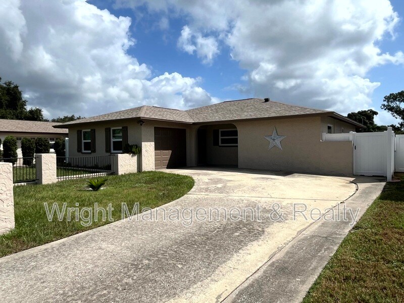 1403 Stonehaven Way in Tarpon Springs, FL - Foto de edificio