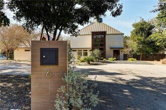 6 Sugar Creek Dr in West Lake Hills, TX - Building Photo - Building Photo