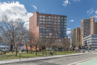 The Yellowstone in Forest Hills, NY - Foto de edificio - Building Photo