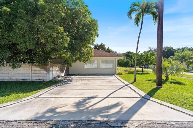 8121 SW 97th Terrace in Miami, FL - Building Photo - Building Photo
