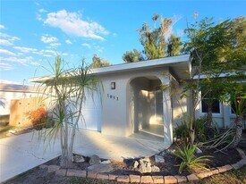 1051 Acadia Rd in Venice, FL - Building Photo