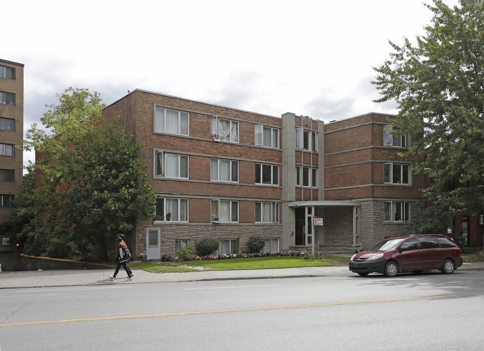 6240 W Sherbrooke O in Montréal, QC - Building Photo