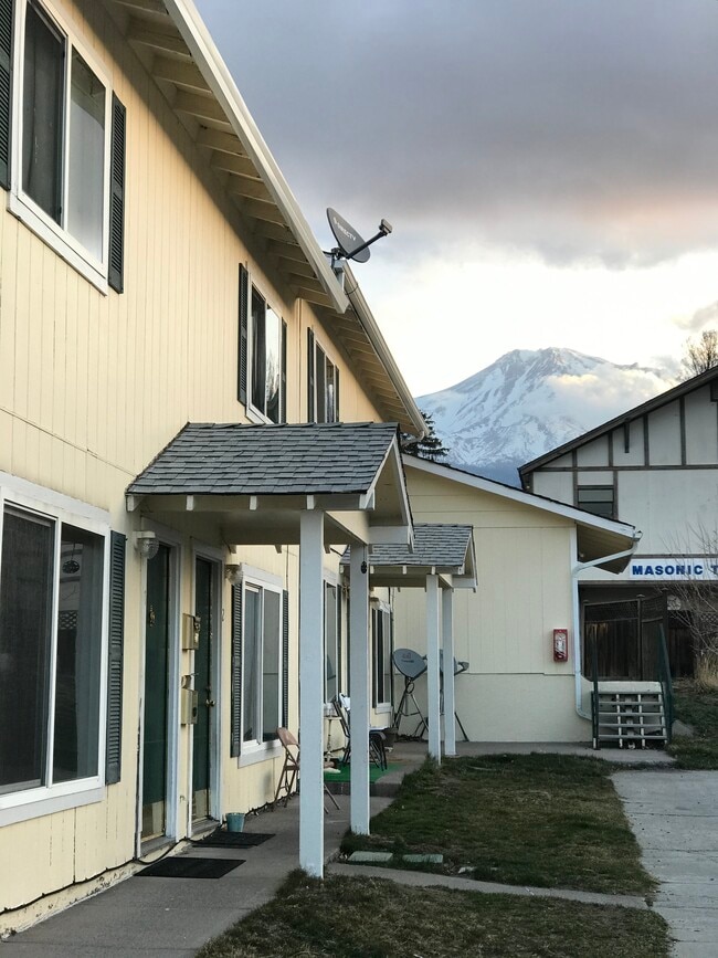 630 Chestnut St, Unit 3 in Mount Shasta, CA - Building Photo - Building Photo