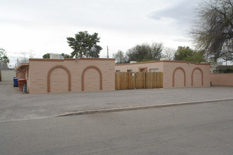 2211 N Isabel Blvd in Tucson, AZ - Foto de edificio - Building Photo