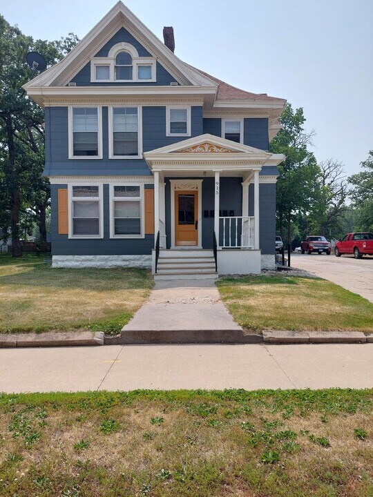 915 1st Dr NW in Austin, MN - Building Photo