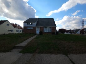 906 Las Vegas Dr in Temple, PA - Building Photo