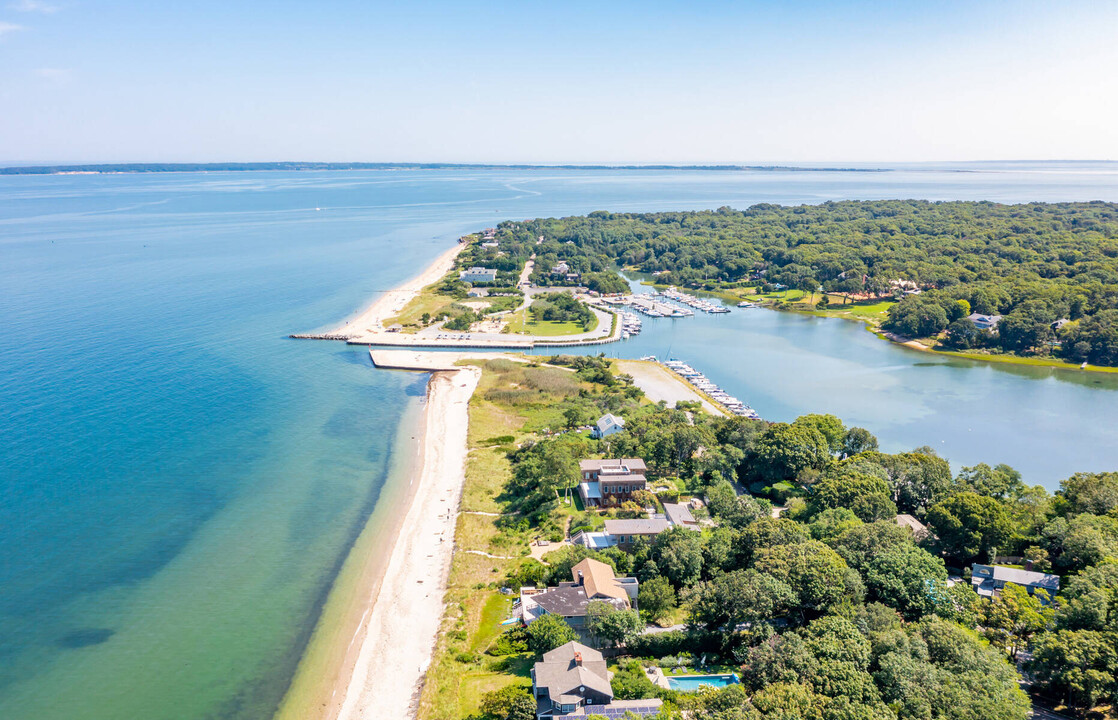 13 Maidstone Park Rd in East Hampton, NY - Building Photo