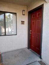 950 Seven Hills Dr in Henderson, NV - Foto de edificio - Building Photo