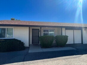16077 Juniper St in Hesperia, CA - Foto de edificio - Building Photo