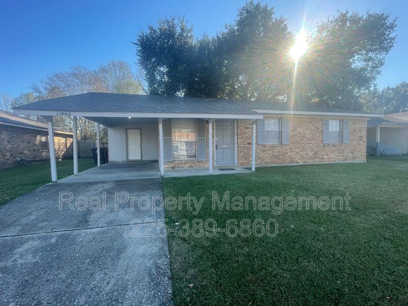 11866 Twin Oak Ave in Baton Rouge, LA - Building Photo