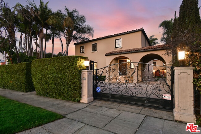 6111 San Vicente Blvd in Los Angeles, CA - Building Photo - Building Photo