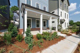3272 Stillwood Dr in Hapeville, GA - Building Photo - Building Photo