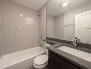 542 W Surf St, Unit 216RA in Chicago, IL - Building Photo - Building Photo