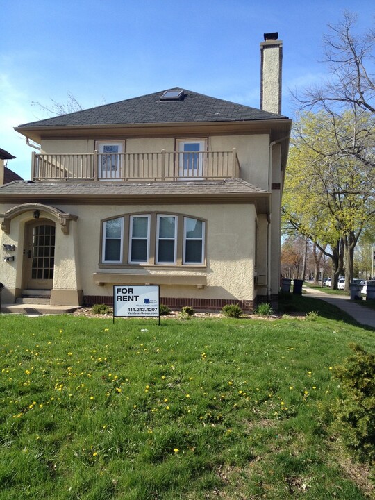 1830 E Kenwood Blvd in Milwaukee, WI - Foto de edificio