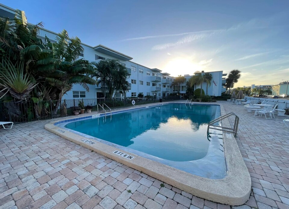 223 Columbia Dr, Unit 211 in Cape Canaveral, FL - Building Photo