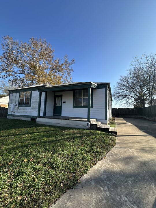 604 E Main St in Brenham, TX - Building Photo