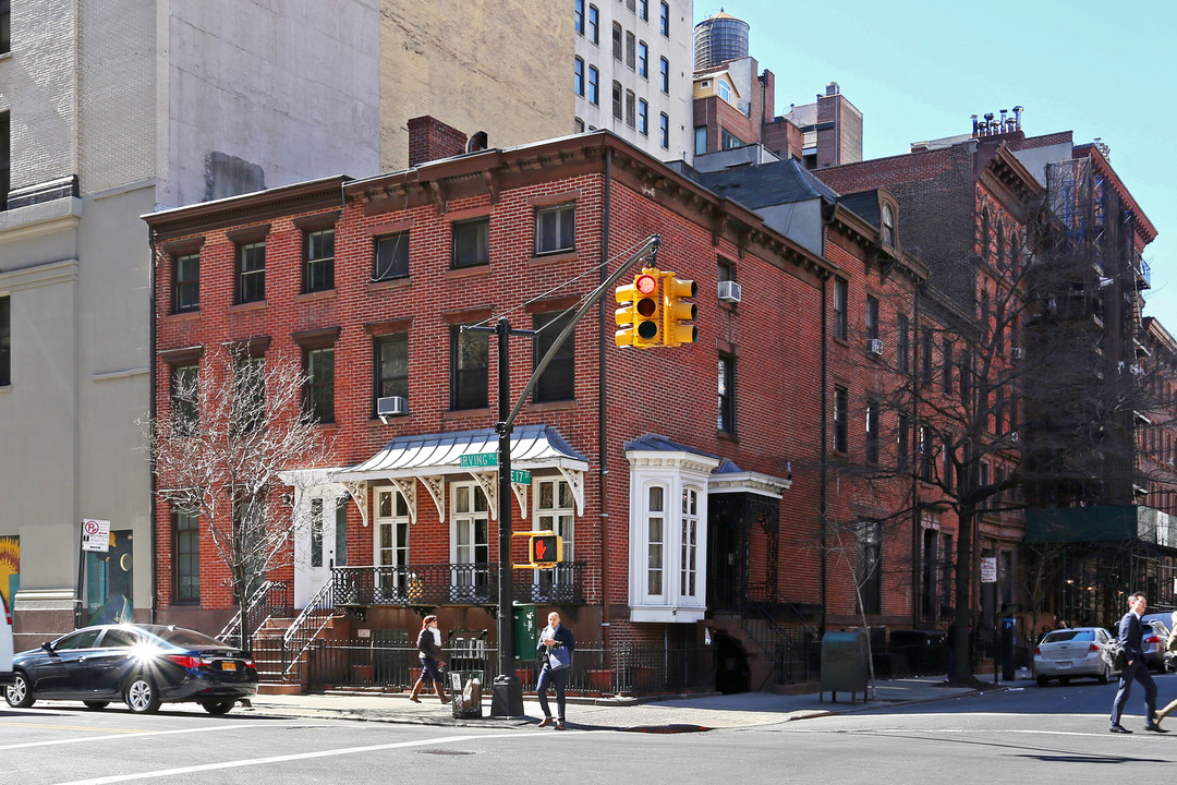 122 E 17th St in New York, NY - Building Photo