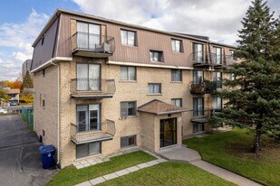 485 Laval Boul in Laval, QC - Building Photo