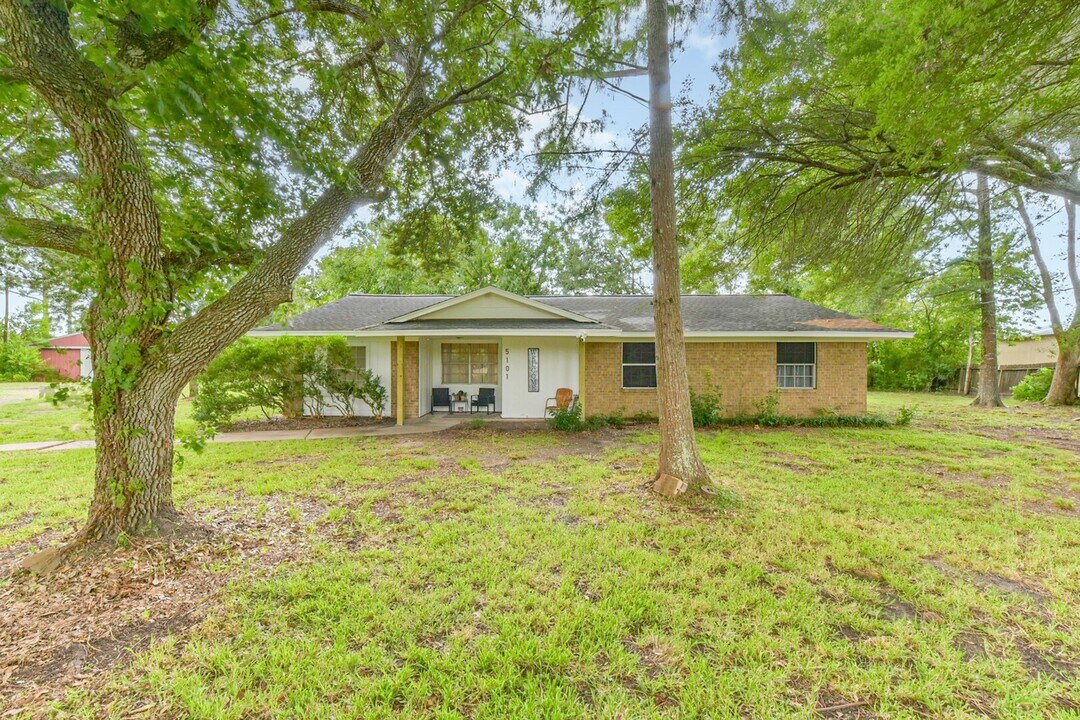 5101 County Rd 138C in Alvin, TX - Building Photo