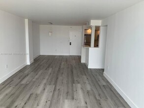 1450 Brickell Bay Dr, Unit 1506 in Miami, FL - Building Photo - Building Photo