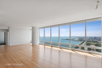 340 E Randolph St in Chicago, IL - Building Photo - Building Photo