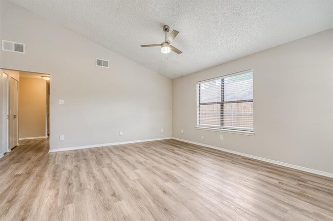 1428 Lakecrest Dr in Grand Prairie, TX - Building Photo - Building Photo