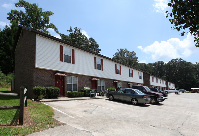 Pinewood Apartments in Dawsonville, GA - Building Photo - Building Photo