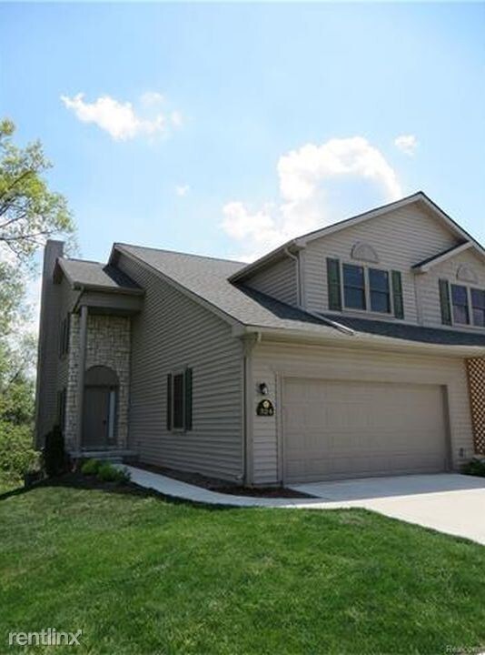 324 Stratford Ln in Lake Orion, MI - Building Photo