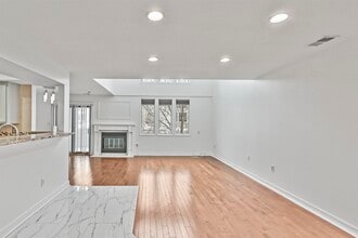 816 Topsail Ln in Secaucus, NJ - Building Photo - Building Photo