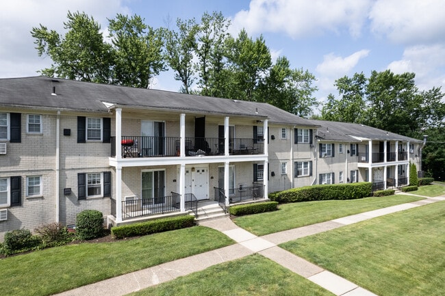 Queens Gardens in Colonia, NJ - Foto de edificio - Building Photo